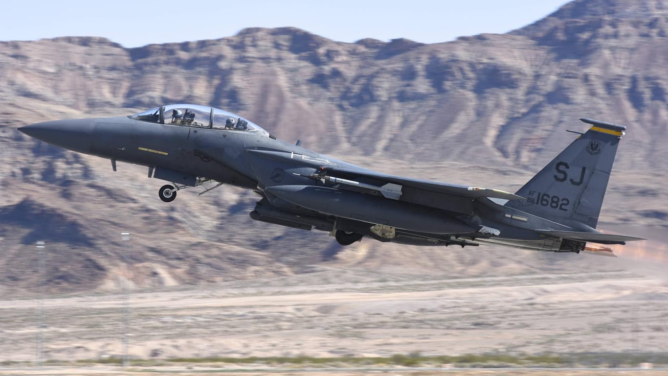 Ein amerikanischer F-15E-Jet (Symbolbild): Mit diesem Modell soll ein umstrittener Luftangriff in Syrien mit zivilen Opfern ausgeführt worden sein.