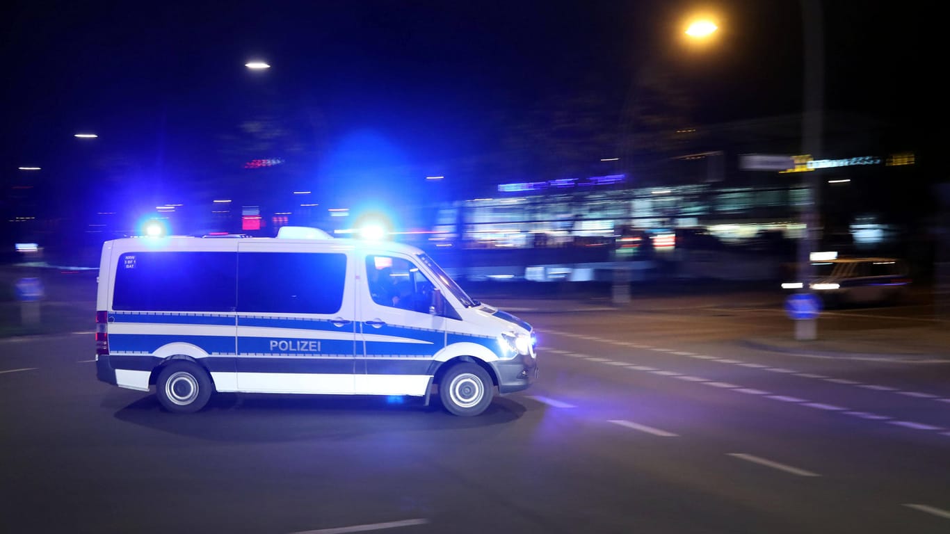 Polizeiwagen mit Blaulicht im Einsatz (Symbolbild): Der Einbrecher musste notoperiert werden.