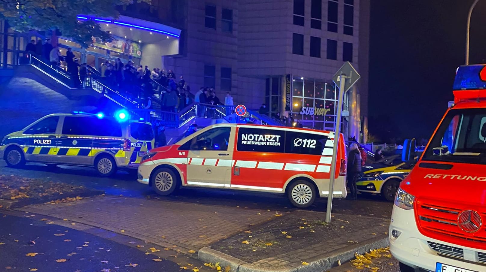 Zahlreiche Menschen wurden nach dem Vorfall aus dem Kino geleitet: Rettungskräfte versorgten die Verletzten vor Ort und im Krankenhaus. Zahlreiche Menschen wurden nach dem Vorfall aus dem Kino geleitet: Rettungskräfte versorgten die Verletzten vor Ort und im Krankenhaus.