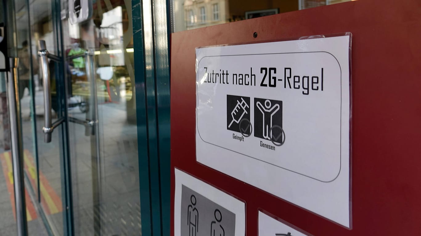 Ein Schild weist vor einem Geschäft in Chemnitz auf die 2G-Regel hin: Die AfD-Fraktion in Sachsen will gegen die Regelung klagen.