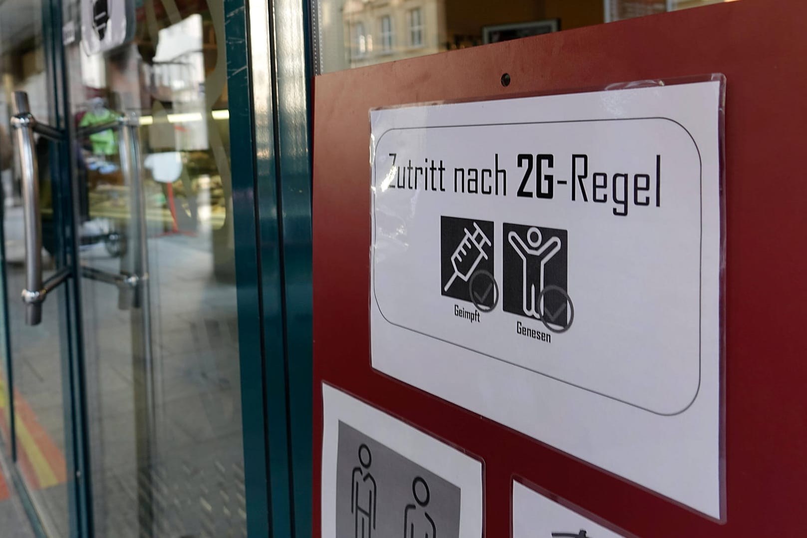 Ein Schild weist vor einem Geschäft in Chemnitz auf die 2G-Regel hin: Die AfD-Fraktion in Sachsen will gegen die Regelung klagen.