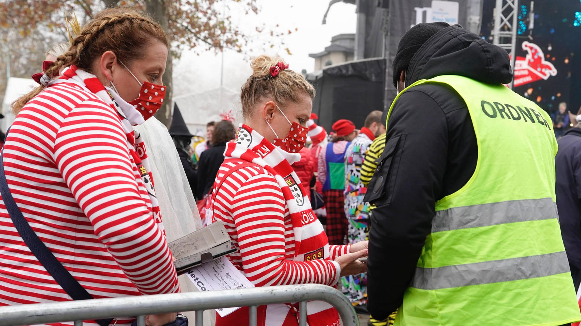 2G-Kontrolle beim Kölner Karneval: Die Regel könnte bald bundesweit für Veranstaltungen gelten.