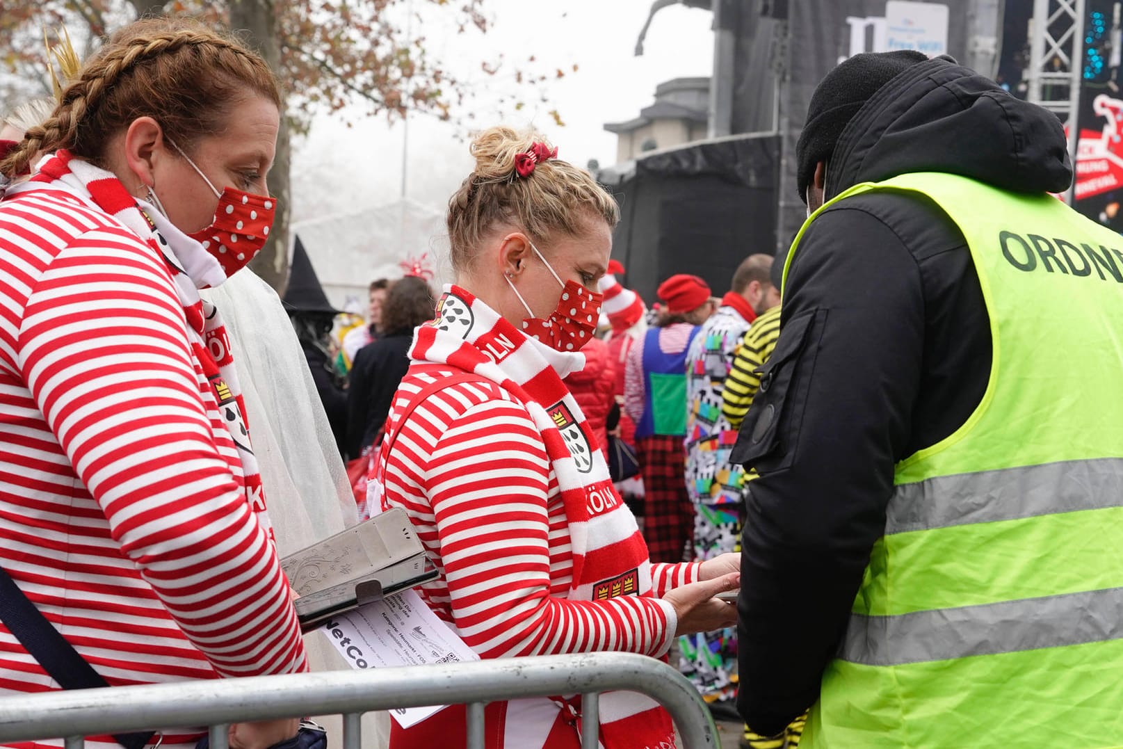 2G-Kontrolle beim Kölner Karneval: Die Regel könnte bald bundesweit für Veranstaltungen gelten.