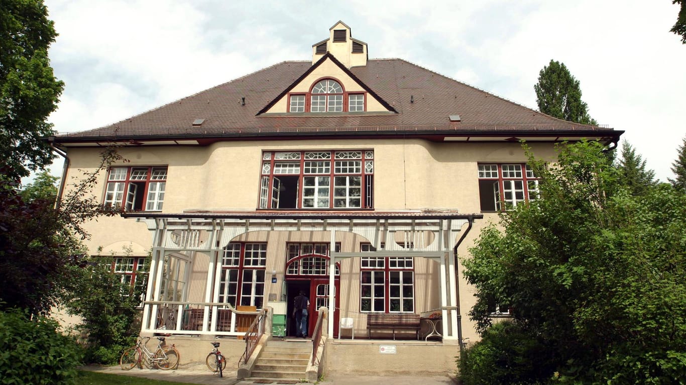 Ein Gebäude der Fachklinik für Psychiatrie in Haar bei München (Archivbild): Der ältere Bewohner starb wenig später im Krankenhaus.