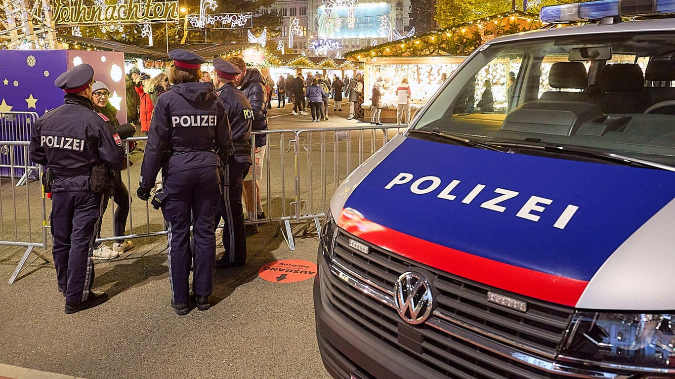 Kontrolle am Wiener Weihnachtsmarkt: Die Polizei soll den Lockdown für Ungeimpfte streng kontrollieren.