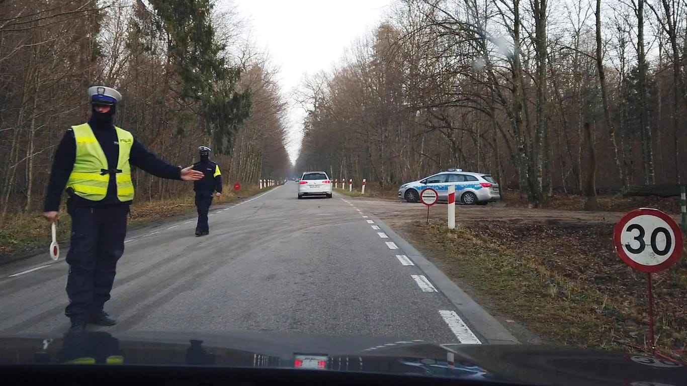 Hier geht es nicht weiter: In der Nähe der Grenze zu Belarus fingen die Beamten unsere Reporter ab.