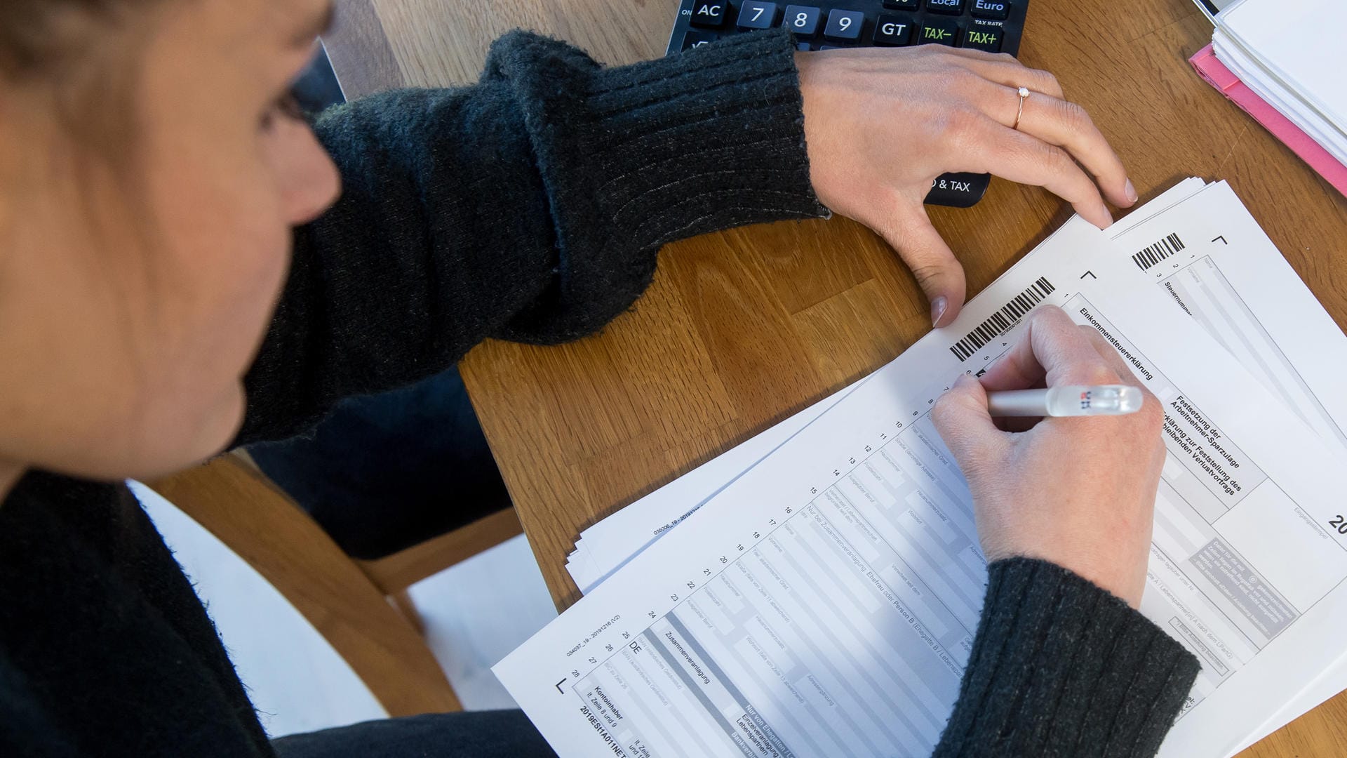 Eine Frau macht ihre Steuererklärung (Symbolbild): Wegen des Splittingtarifs lohnt es sich für viele Frauen nicht, Vollzeit zu arbeiten.