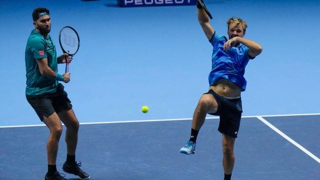 Kevin Krawietz (r) und Horia Decau unterlagen zum Auftakt der ATP Finals. Kevin Krawietz (r) und Horia Decau unterlagen zum Auftakt der ATP Finals.