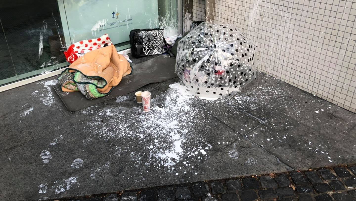 Der mit Farbe übergossene Platz eines Obdachlosen in Köln: Vor etwas mehr als zwei Monaten begann die Serie der Farbattacken.