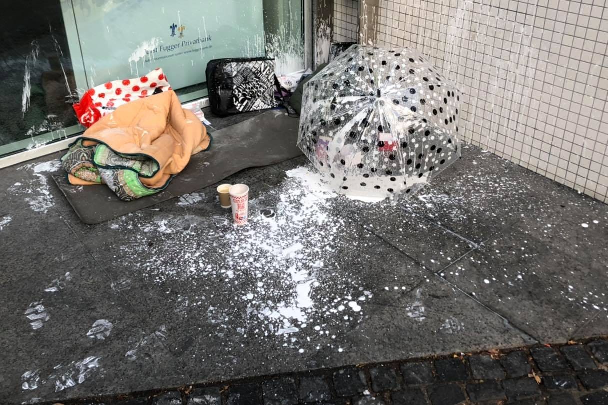 Der mit Farbe übergossene Platz eines Obdachlosen in Köln: Vor etwas mehr als zwei Monaten begann die Serie der Farbattacken.