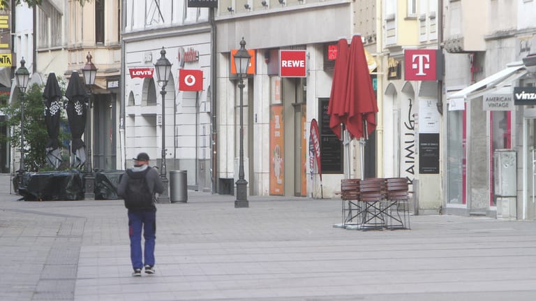 Eine nahezu leere Einkaufsstraße in München: Eine Mehrheit der Deutschen rechnet mit einem Lockdown noch in diesem Jahr.