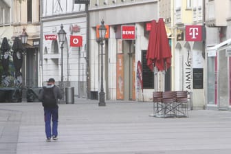 Eine nahezu leere Einkaufsstraße in München: Eine Mehrheit der Deutschen rechnet mit einem Lockdown noch in diesem Jahr.
