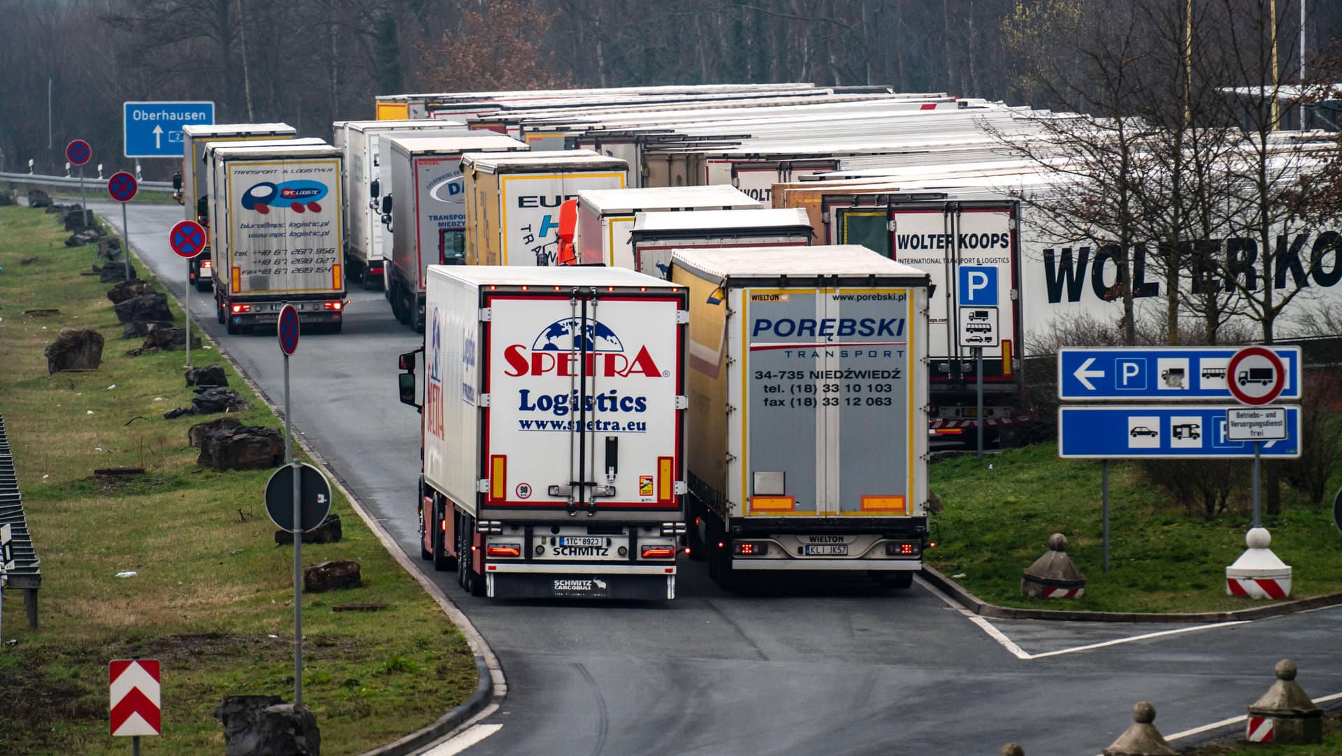 LKW-Parkplatz an einer Autobahn (Symbolbild): In einem LKW-Anhänger haben sich 16 Migranten versteckt.