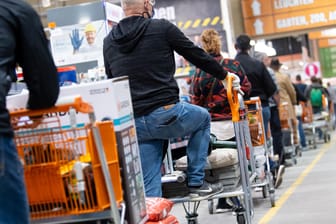 Baumarktkunden stehen Schlange (Symbolbild): Nicht in allen Märkten können Kunden ihre Einkaufswagen derzeit so stark füllen, wie sie möchten.