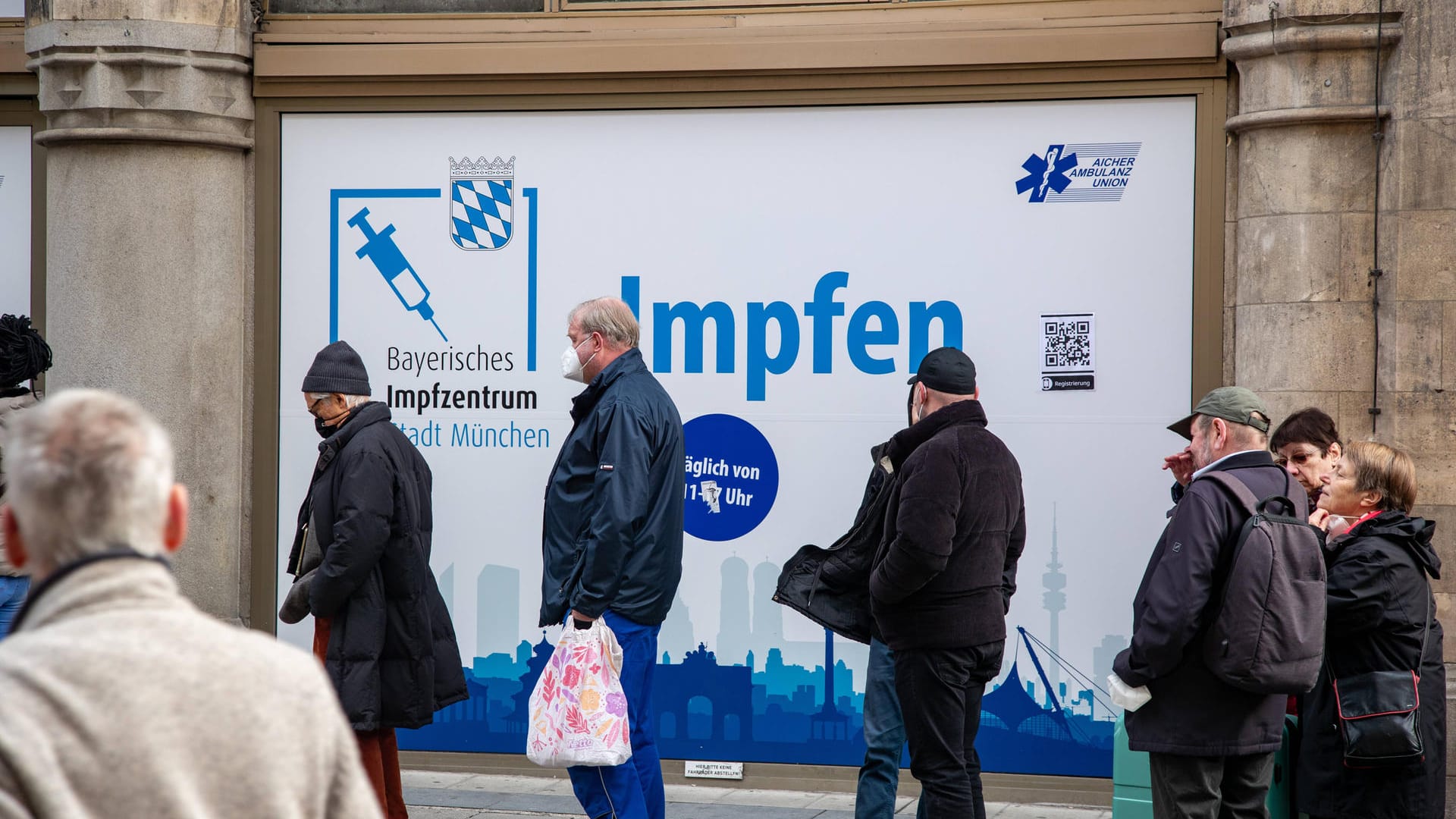 Sie stehen wieder an: Schlange vor einer Impfstation im Münchner Rathaus.