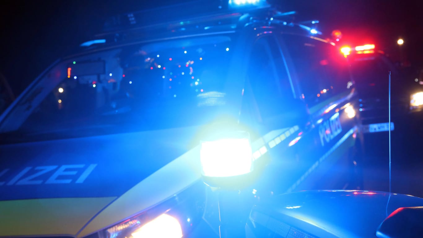 Polizeiwagen mit Blaulicht (Symbolbild): Der Tatverdächtige wurde noch in Tatortnähe festgenommen.
