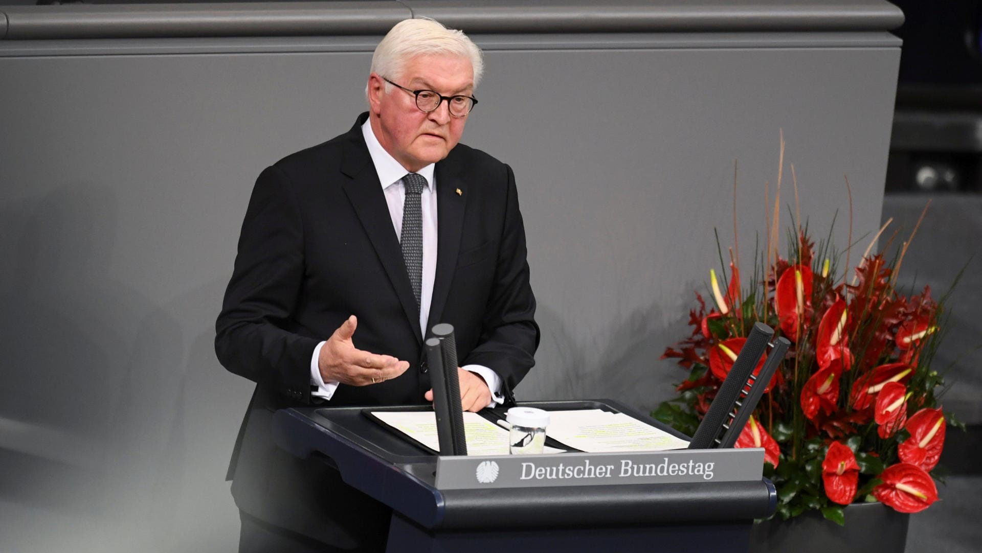 Frank-Walter Steinmeier: "Die Erfahrung zweier Weltkriege, Schuld und Scham prägen das Verhältnis zwischen deutscher Gesellschaft und deutscher Armee bis in unsere Gegenwart."