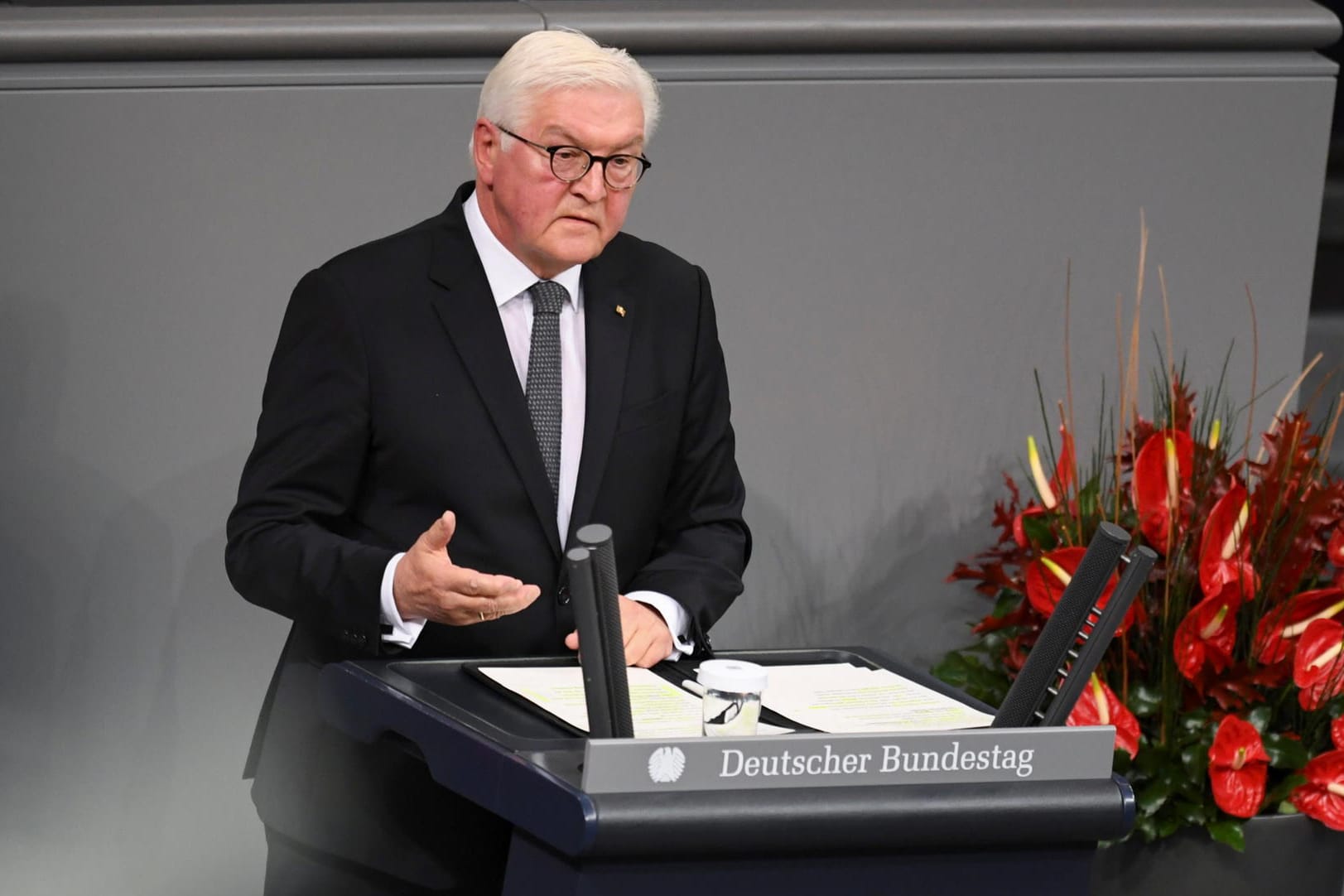 Frank-Walter Steinmeier: "Die Erfahrung zweier Weltkriege, Schuld und Scham prägen das Verhältnis zwischen deutscher Gesellschaft und deutscher Armee bis in unsere Gegenwart."