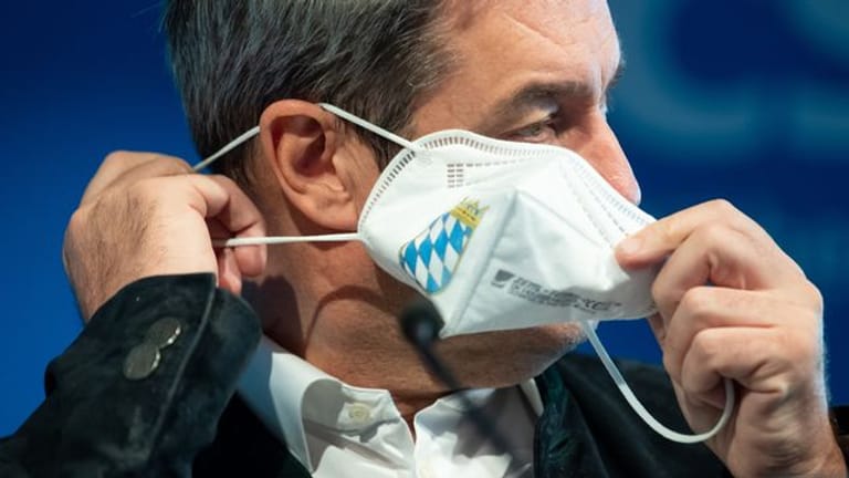 Markus Söder, CSU-Vorsitzender und Ministerpräsident von Bayern (Archivbild): Die Regierung in München will nun auch unter 2G-Bedingungen eine Maskenpflicht.