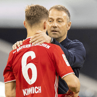 Joshua Kimmich (l.) und Hansi Flick: Inzwischen trainiert der Coach den Bayern-Star in der Nationalmannschaft.