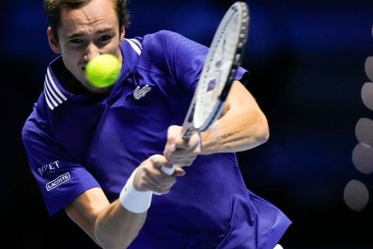 Daniil Medwedew setzte sich trotz Satz-Rückstands gegen Hubert Hurkacz durch.