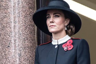 Herzogin Kate steht auf dem Platz der Queen.