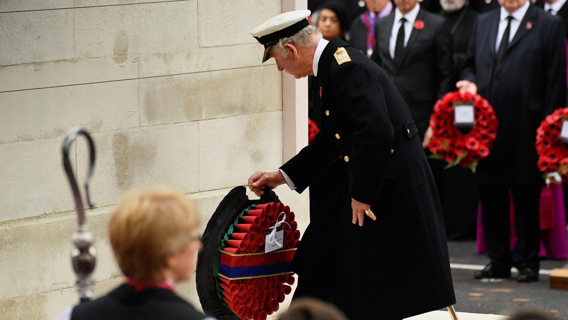 Prinz Charles legt für seine Mutter einen Kranz ab.