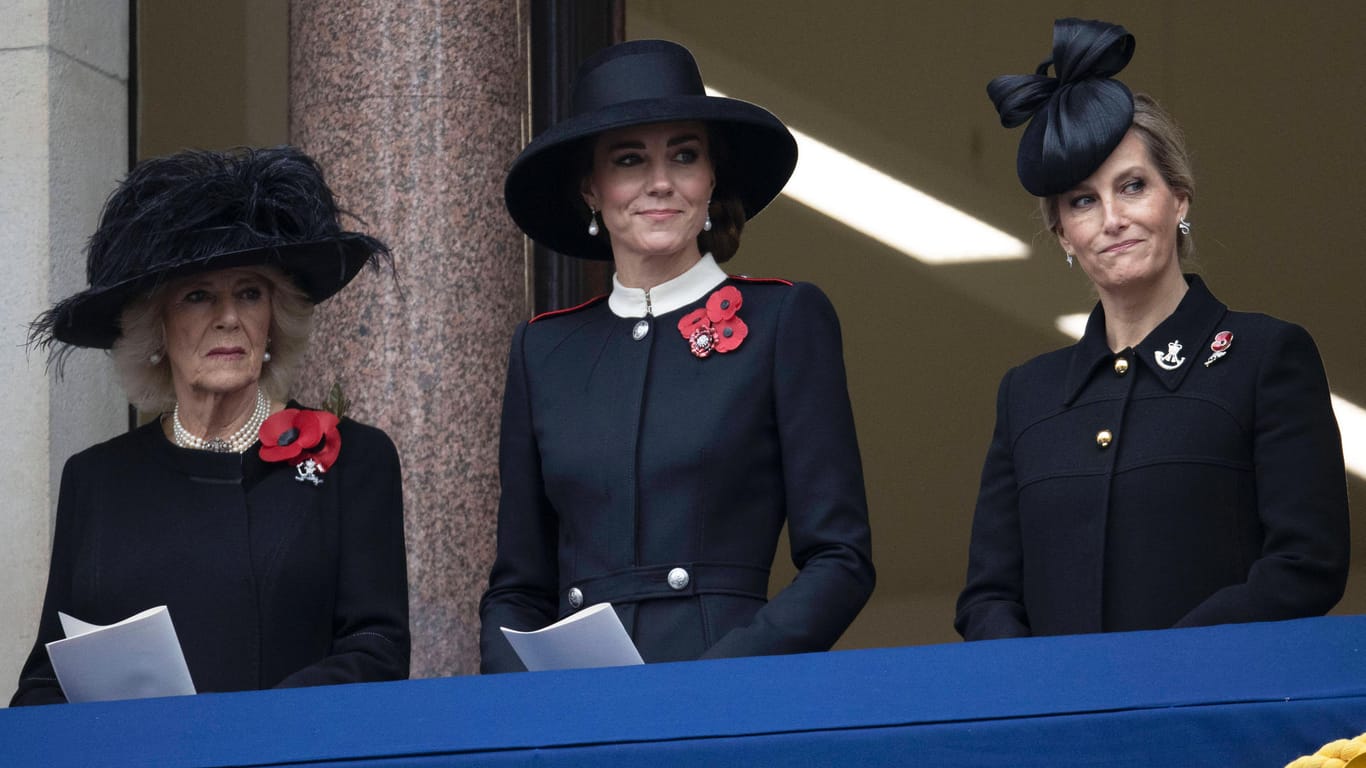 Herzogin Kate steht zwischen Herzogin Camilla und Sophie von Wessex.