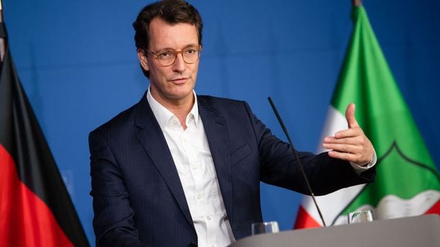 Hendrik Wüst (CDU), Ministerpräsident von Nordrhein-Westfalen (Archivbild): Er will keine strengeren Regeln für Geimpfte. Hendrik Wüst (CDU), Ministerpräsident von Nordrhein-Westfalen (Archivbild): Er will keine strengeren Regeln für Geimpfte.