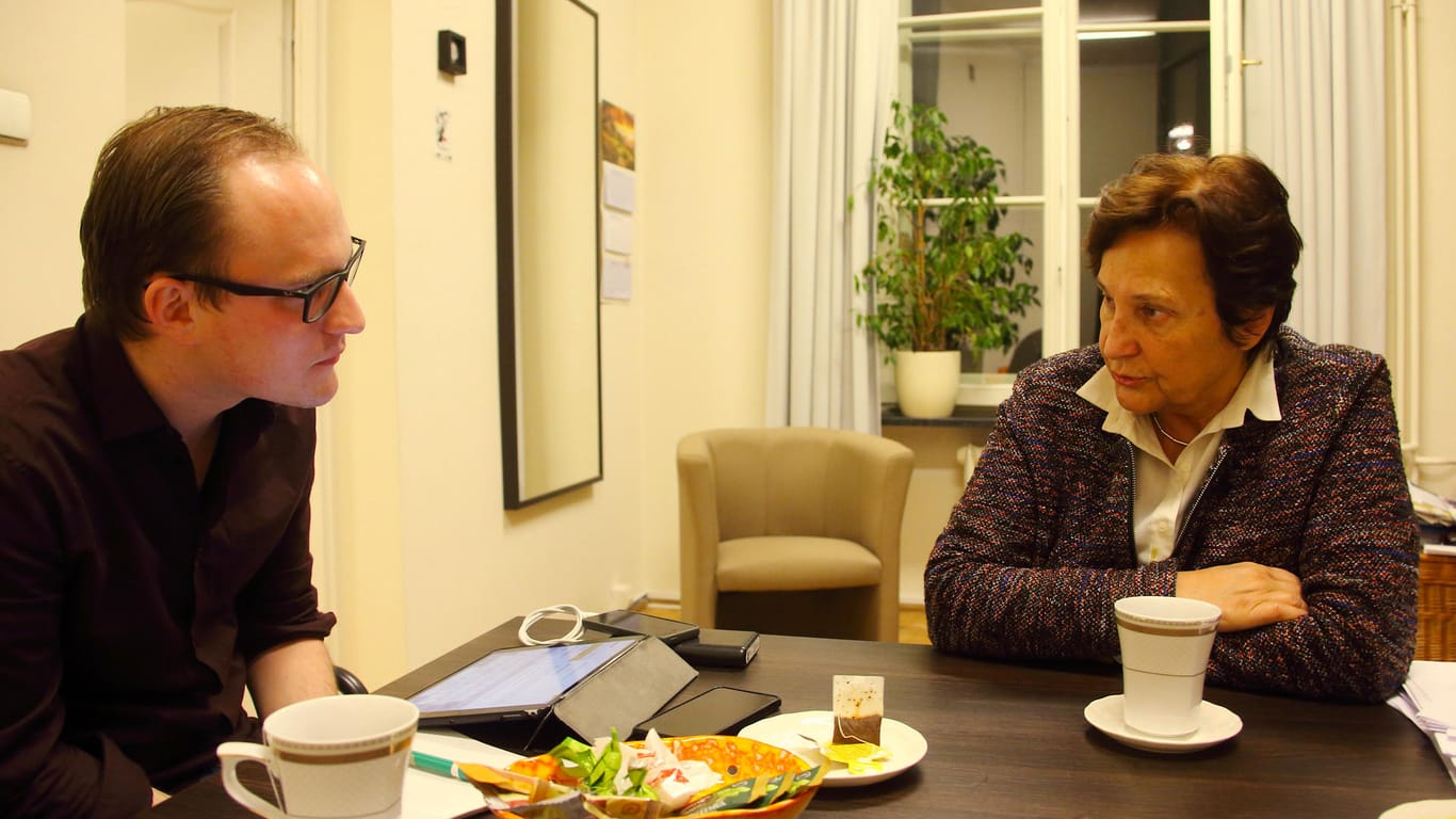Eine Frau, die das Leid gesehen hat: t-online-Reporter Tim Kummert im Gespräch mit Hanna Machińska in Warschau.