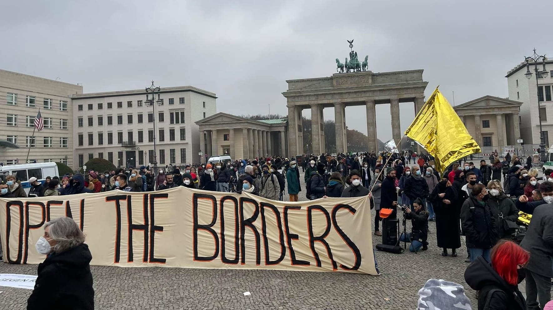 "Open the Borders": In Berlin wurde am Sonntag dafür demonstriert, die Flüchtlinge an der Grenze nach Deutschland zu lassen. Halgord Omar berichtete auf der Facebookseite.