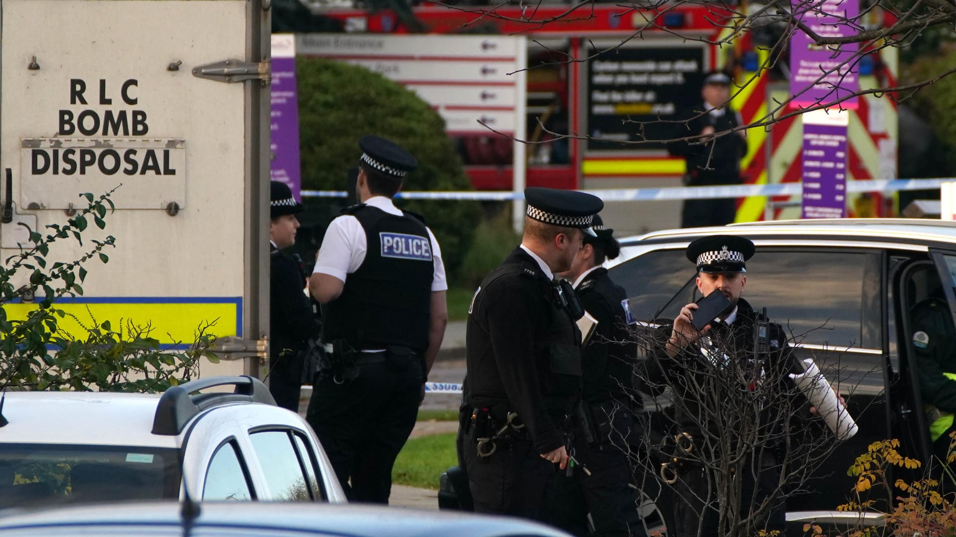 Polizisten am Ort der Explosion: In Liverpool ist bei einer Autoexplosion ein Mensch gestorben. Polizisten am Ort der Explosion: In Liverpool ist bei einer Autoexplosion ein Mensch gestorben.