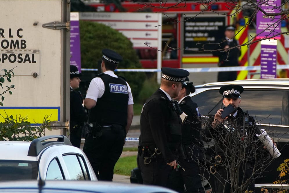 Polizisten am Ort der Explosion: In Liverpool ist bei einer Autoexplosion ein Mensch gestorben.