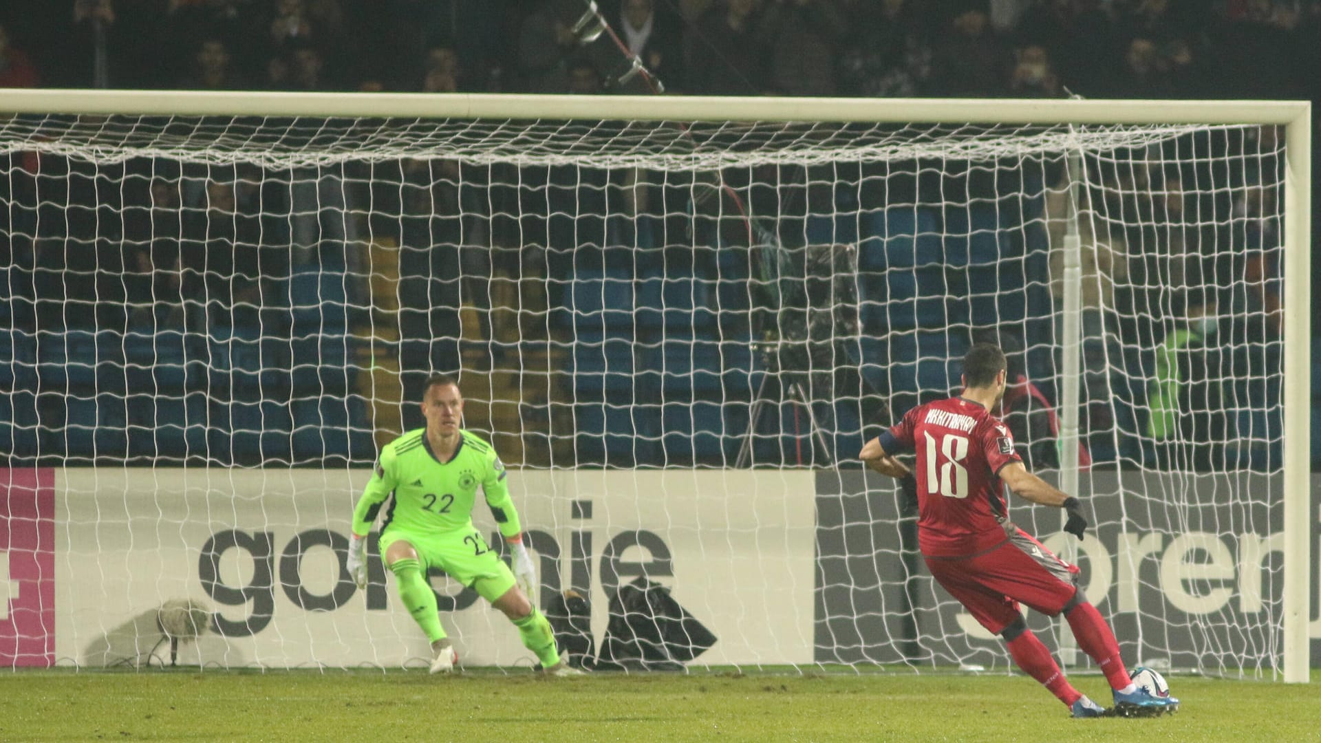 Marc André ter Stegen: Der Neuer-Ersatz hatte erwartungsgemäß wenig zu tun. In der 27. Minute im Glück, als Armeniens Eduard Spertsyan aus aussichtsreicher Position über die Latte schoss. Beim Gegentreffer machtlos. Note 3