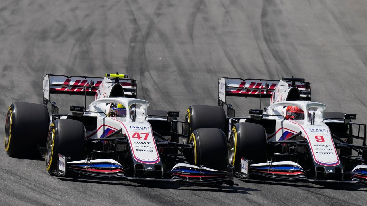 Die Haas-Piloten Mick Schumacher (l) und Nikita Masepin liefern sich ein enges Duell.