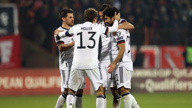 Die DFB-Elf um Doppelpacker Ilkay Gündogan (r) setzte sich souverän in Armenien durch. Die DFB-Elf um Doppelpacker Ilkay Gündogan (r) setzte sich souverän in Armenien durch.
