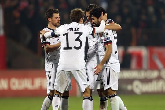 Die DFB-Elf um Doppelpacker Ilkay Gündogan (r) setzte sich souverän in Armenien durch.