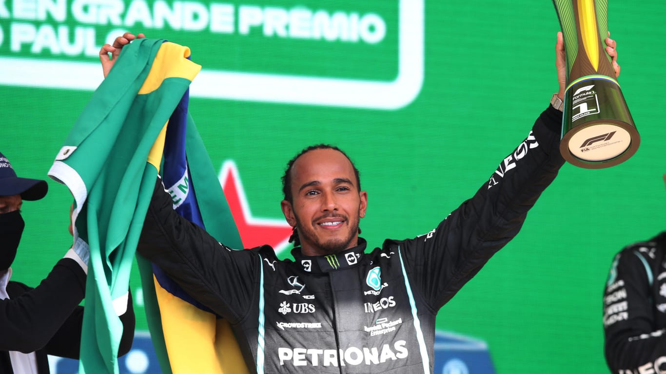 Lewis Hamilton mit der Siegertrophäe: Der Brite fuhr ein überragendes Rennen in Brasilien.