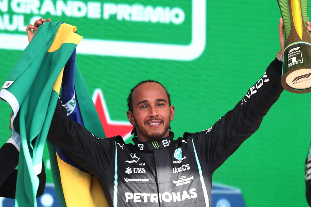 Lewis Hamilton mit der Siegertrophäe: Der Brite fuhr ein überragendes Rennen in Brasilien.