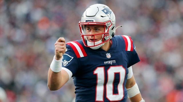 New England Patriots-Quarterback Mac Jones jubelt nach einem Touchdown von Rhamondre Stevenson. New England Patriots-Quarterback Mac Jones jubelt nach einem Touchdown von Rhamondre Stevenson.