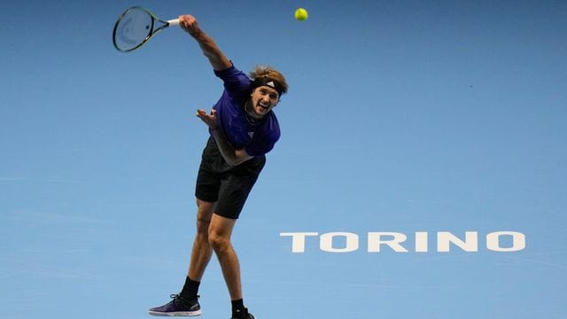 Alexander Zverev gewann sein Auftaktmatch in Turin durch Aufgabe des Gegners. Alexander Zverev gewann sein Auftaktmatch in Turin durch Aufgabe des Gegners.