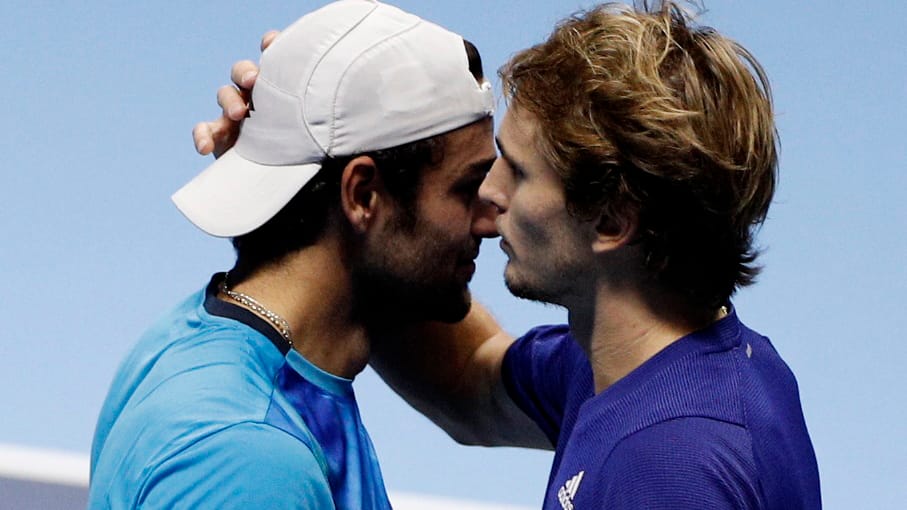 Alexander Zverev (rechts) spricht seinem verletzten Gegner Matteo Berrettini tröstende Worte zu: Der Italiener musste das Match verletzt abbrechen.