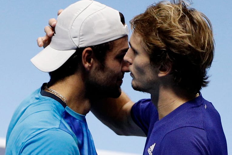 Alexander Zverev (rechts) spricht seinem verletzten Gegner Matteo Berrettini tröstende Worte zu: Der Italiener musste das Match verletzt abbrechen.