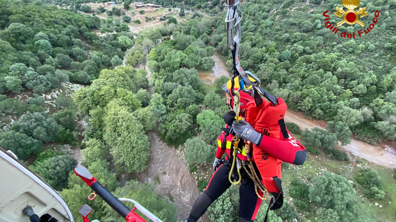 Ein Retter sucht von einem Hubschrauber aus nach Opfern der Unwetter in Sardinen: Ein Mann starb in den Fluten. Ein Retter sucht von einem Hubschrauber aus nach Opfern der Unwetter in Sardinen: Ein Mann starb in den Fluten.