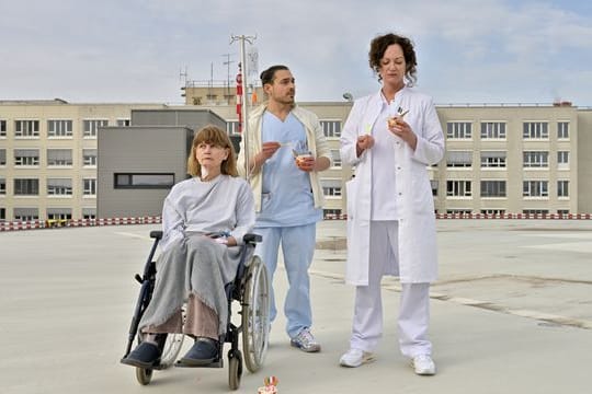 Carolin Mellau (Natalia Wörner, r) und der Pfleger Mirko (Johannes Klaußner) sind mit Madame Laurent (Ursula Andermatt) auf dem Dach der Klinik.