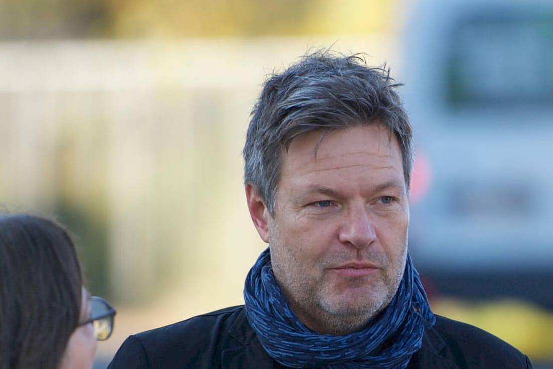 Robert Habeck bei einer Kundgebung der IG Metall: Der Grünen-Chef hat Nachbesserungen beim Entwurf der Corona-Maßnahmen angekündigt.