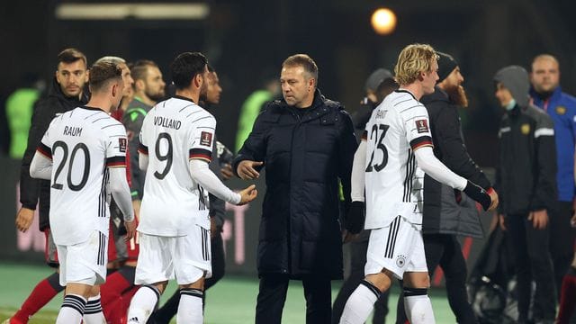 Sieben Spiele, sieben Siege: Die Bilanz von Hansi Flick (M) als Cheftrainer beim DFB bleibt makellos. Sieben Spiele, sieben Siege: Die Bilanz von Hansi Flick (M) als Cheftrainer beim DFB bleibt makellos.