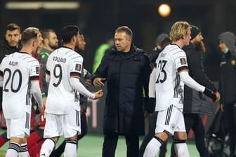 Sieben Spiele, sieben Siege: Die Bilanz von Hansi Flick (M) als Cheftrainer beim DFB bleibt makellos.