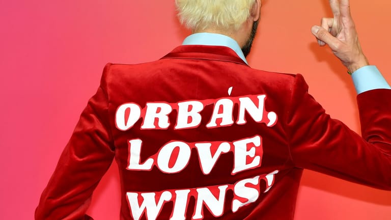 Der Autor Jeetendr Sehdev posiert mit einer Jacke mit der Aufschrift "Orban, Liebe gewinnt" am roten Teppich bei den MTV Europe Music Awards.
