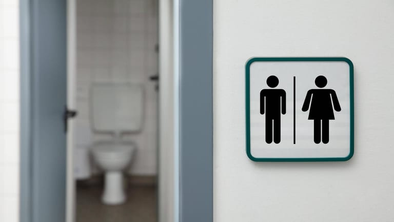 Ein Schild zeigt an, dass eine Toilette von Frauen und Männern benutzt werden kann (Symbolbild): In Brasilien hat ein Unisex-WC jetzt für Proteste gesorgt.